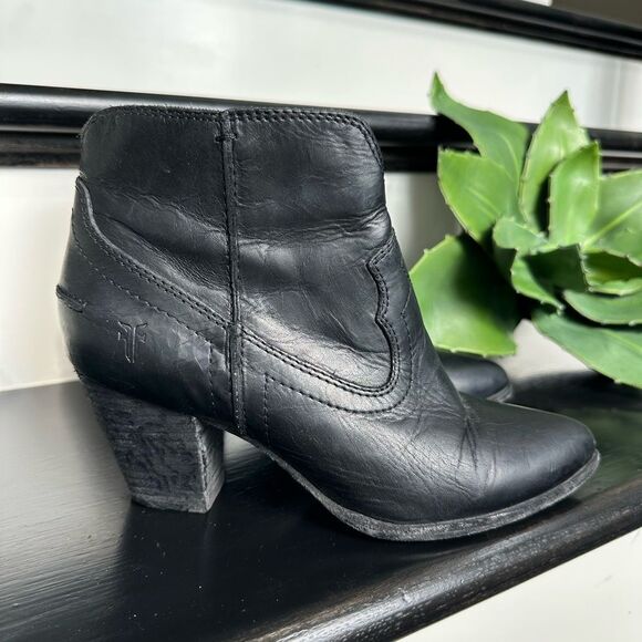 FRYE Renee Seam Short Booties boot western zipper women’s 6.5 like new - Picture 1 of 13